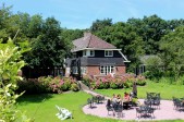 Huize Koningsbosch vooraanzicht met terras.JPG Huize Koningsbosch vooraanzicht met terras.JPG
