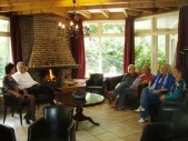 6. Gezellig bij de openhaard in de zitzaal.jpg 6. Gezellig bij de openhaard in de zitzaal.jpg