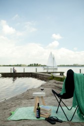 Mirjan Stoel op strand3.jpeg Mirjan Stoel op strand3.jpeg